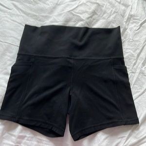 Athleta Salutation 5” Shorts Medium